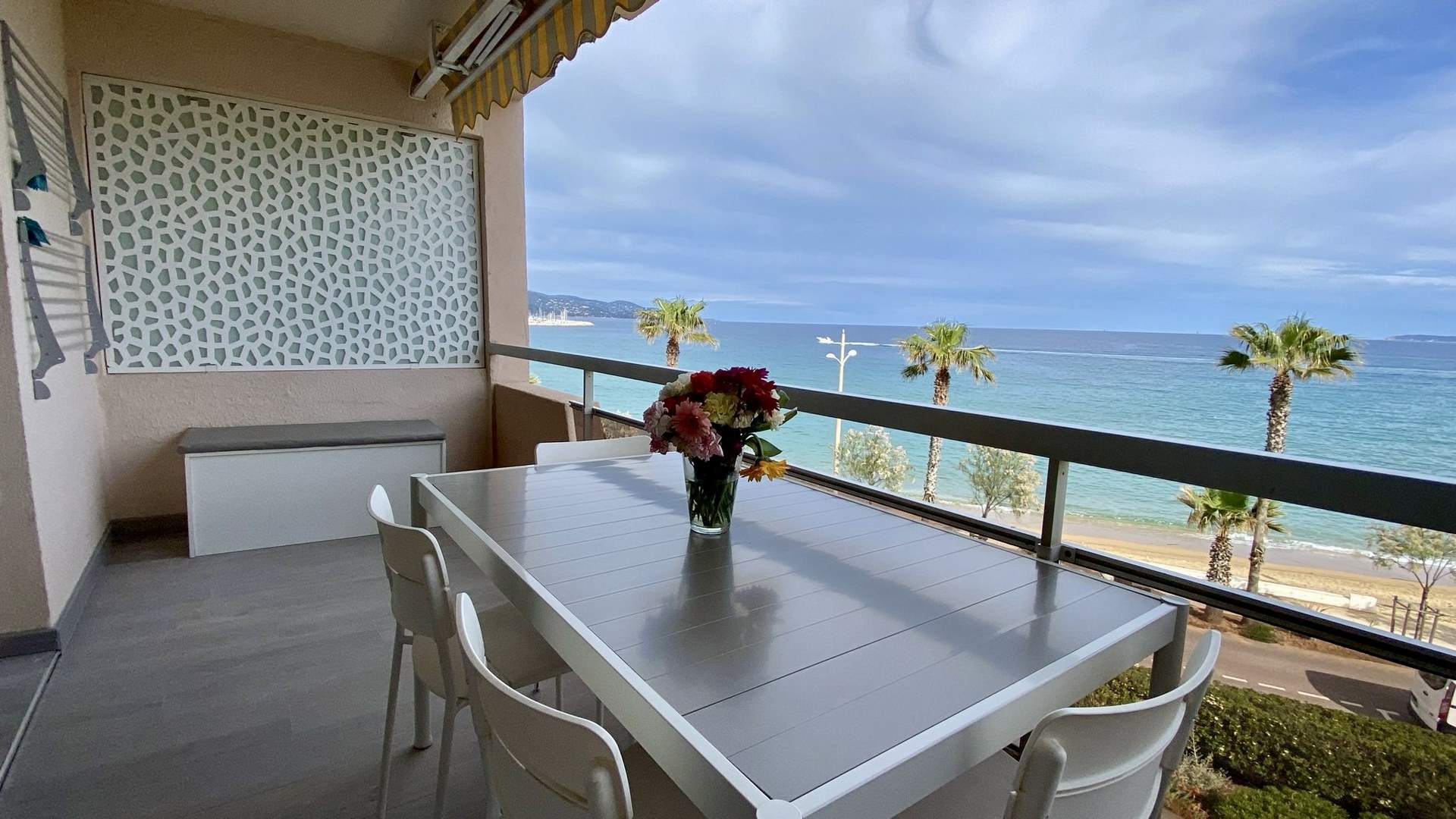 Grande terrasse vue panoramique mer Le Lavandou