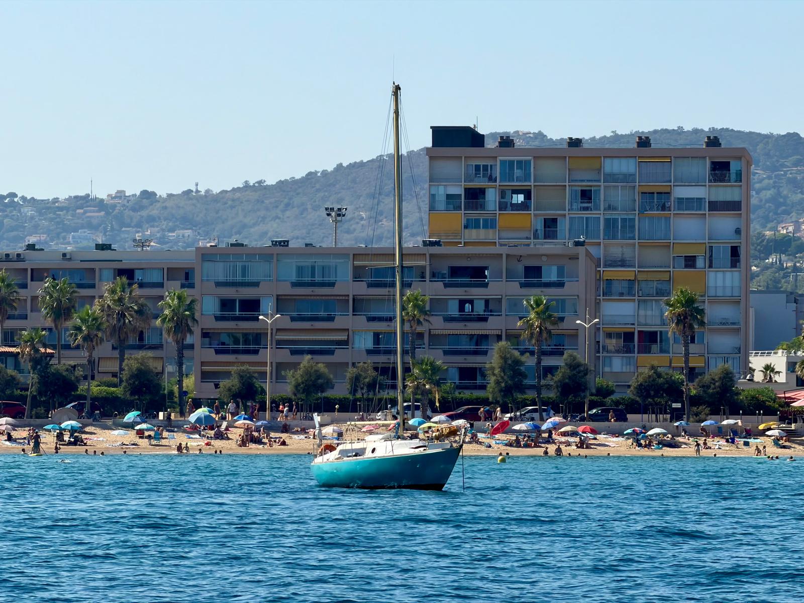 Plage de sable fin Le Lavandou Côte d'Azur